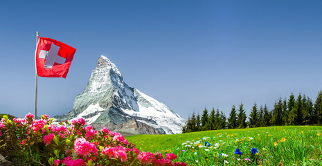 Schweizer Flagge mit Matterhorn und Bergwiese