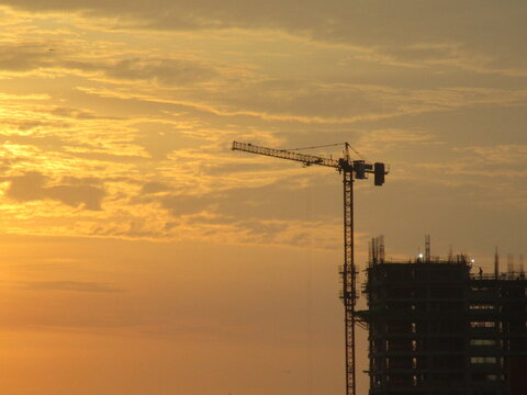 Gr&uacute;a y edificio en construcci&oacute;n al atardecer