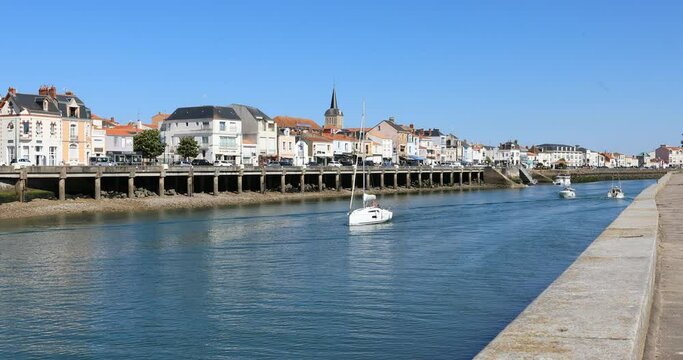Chenal des Sables d'Olonne avec vue sur le quai de la Chaume