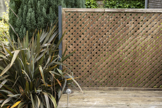Claustra en bois ajouré en bord de terrasse dans un jardin Stock Photo |  Adobe Stock
