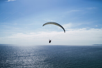Chico en zona de costa en Andalucía realizando parapente 
