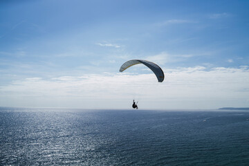 Chico en zona de costa en Andalucía realizando parapente 