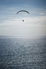 Chico en zona de costa en Andalucía realizando parapente 