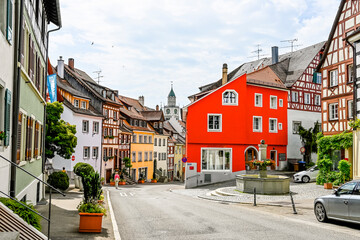 Obraz premium Überlingen, Münster, St. Nikolaus, Kirche, Altstadt, Franziskanertor, Altstadthäuser, Münsterplatz, Brunnen, Bodensee, Sommer, Baden-Württemberg, Deutschland