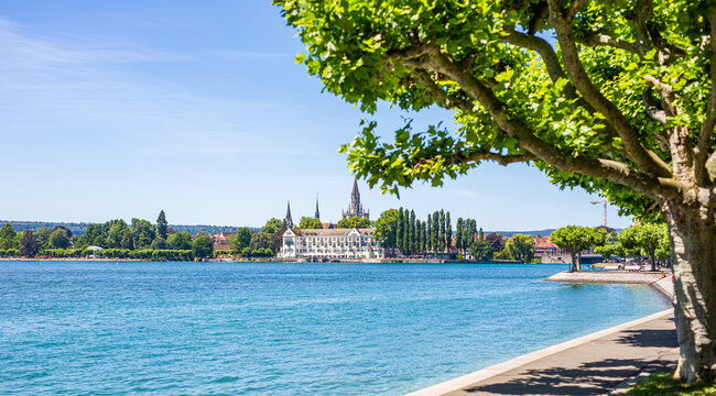 Blick &uuml;ber den Bodensee vom Yachtclub Konstanz in Petershausen in Richtung Konstanzer Altstadt und Steigenberger Inselhotel mit dem M&uuml;nster im Hintergrund