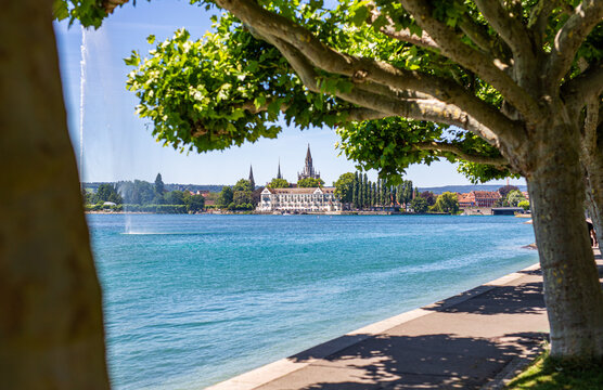 Blick &uuml;ber den Bodensee vom Yachtclub Konstanz in Petershausen in Richtung Konstanzer Altstadt und Steigenberger Inselhotel mit dem M&uuml;nster im Hintergrund