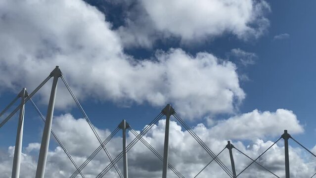 Magnifique ciel nuageux du Nord avec Haubans d'une passerelle &agrave; Dunkerque au premier plan