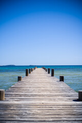 Fototapeta na wymiar Ponton sur un mer turquoise - paysage magnifique de vacances