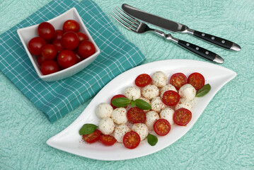 Mozzarella Kugeln mit frischem Basilikum und Tomaten.