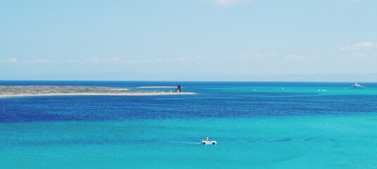 boot op zee. Sardinië eiland strand, Italië. Middellandse Zee. La Pelosa-strand, Stintino. turquoise wateren. Vakantie achtergrond. Ruimte voor tekst.