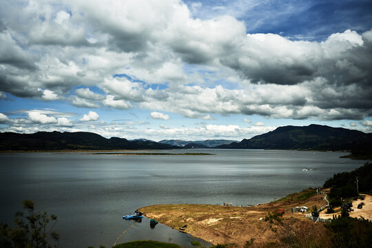Hermosa vista desde las monta&ntilde;as de Colombia de la represa de Tomine un lugar m&aacute;gico para visitar, acampar y conocer en Latinoam&eacute;rica