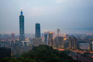Fototapeta na wymiar Sunset at Taipei Skyline with Taipei 101 Tower