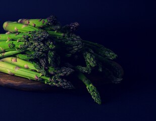 Zielone szparagi, to popularne warzywo do sałatek,dań mięsnych i ryb - obrazy, fototapety, plakaty