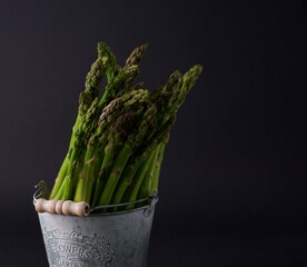 Zielone szparagi, to popularne warzywo do sałatek,dań mięsnych i ryb