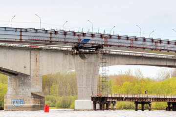 Металлоконструкции нового моста на опоре.