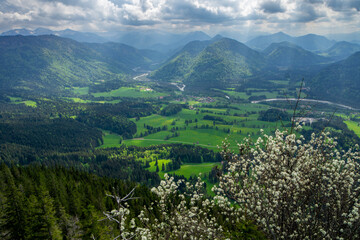 Bayerische Alpen: Blick vom Grasleitenstein Richtung Süd-West zu grünen Almen und der Isar, Wanderung Nähe Lenggries