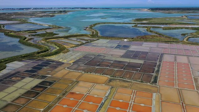 Drohnenflug &uuml;ber die farbenpr&auml;chtigen Salinen, Salzfelder von Guerande, K&uuml;ste atlantischer Ozean, Rundblick, Le Marais, Gu&eacute;rande, Departement Loire Atlantik, Bretagne, Frankreich