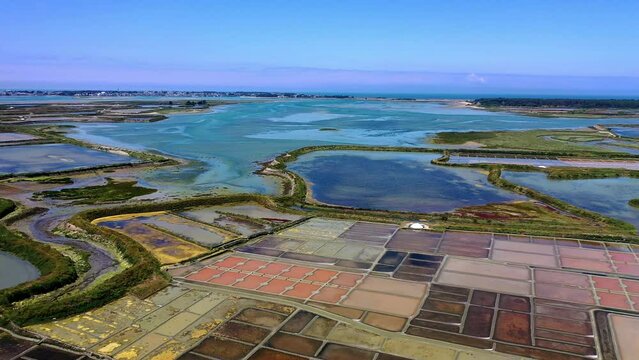 Drohnenflug R&uuml;ckw&auml;rts &uuml;ber die farbenpr&auml;chtigen Salinen, Salzfelder, K&uuml;ste atlantischer Ozean, Rundblick, Le Marais, Gu&eacute;rande, Departement Loire Atlantik, Bretagne, Frankreich