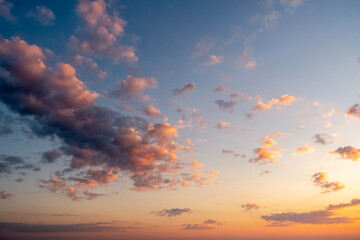Nuages dans le ciel au coucher de soleil.