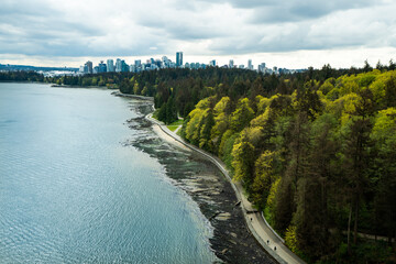 Obraz premium Vancouver and Stanley Park from Lions Gate Bridge