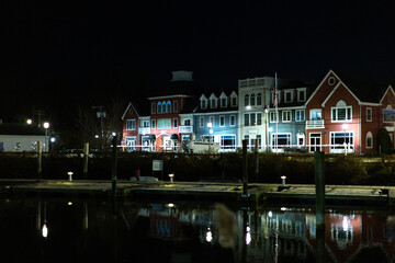 Fototapeta na wymiar Buildings by the shore at night