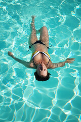 Frau im Pool