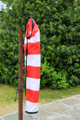 Windmesser oder Windhose hängt schlaff herunter