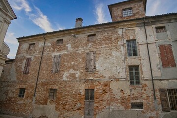Fototapeta na wymiar Facciata logora di casa antica con mattoncini e finestre
