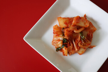 四角い白い皿に盛り付けた白菜キムチ