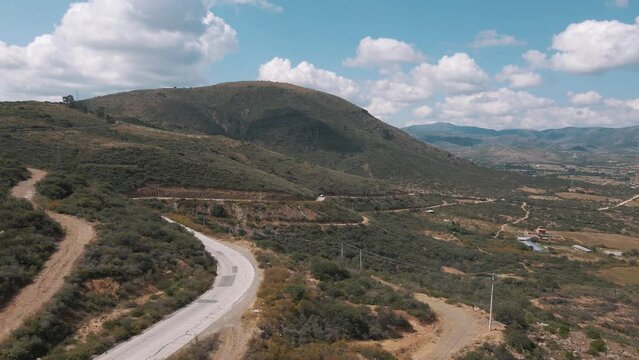 Carretera rumbo al municipio de Santiva&ntilde;ez, en la ciudad de Cochabamba - Bolivia