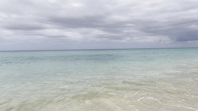 Sandstrand mit t&uuml;rkisblauem Wasser.