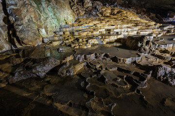 洞窟内　山口県　美祢市　秋芳洞　鍾乳洞　洞窟　川　地下水