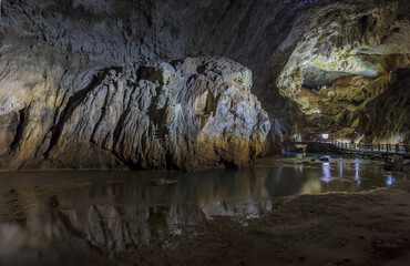 洞窟内　山口県　美祢市　秋芳洞　鍾乳洞　洞窟　川　地下水