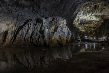 洞窟内　山口県　美祢市　秋芳洞　鍾乳洞　洞窟　川　地下水