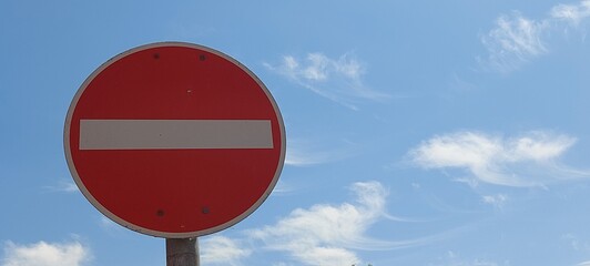 One way. Einbahnstraßenschild vor blauem Himmel