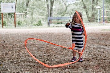 petite fille enfant joue au bolas