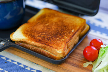 ホットサンドとコーヒー キャンプ飯