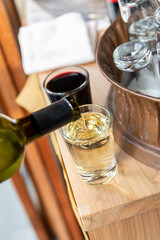 グラスに白ワインを注ぐ