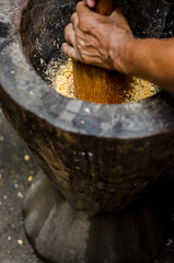 Realización tradicional de mini arepa colombiana