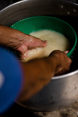 Realizaci&oacute;n tradicional de mini arepa colombiana