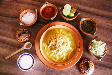 Pozole con condimentos 