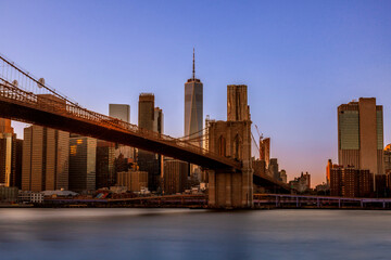 The Lower Manhattan skyline and the Brooklyn Bridge seen at twilight from Brooklyn - obrazy, fototapety, plakaty