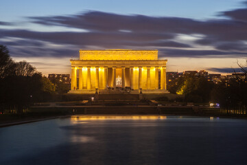 Obraz premium Lincoln Memorial illuminated at twilight