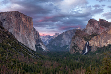 Evening view of Yosemite dan Bridalveil Falls