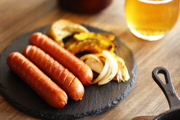 グリル野菜添えソーセージのおつまみとビール