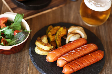 グリル野菜添えソーセージのおつまみとビール