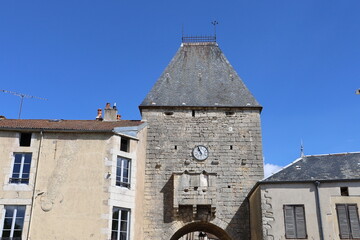 Porte de ville, village de Noyers sur Serein, département de l'Yonne, France