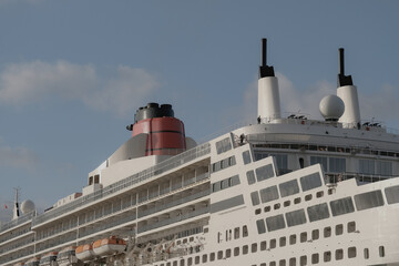 Ozeanliner im Hamburger Hafen - Ocean liner cruiseship cruise ship in Port of Hamburg