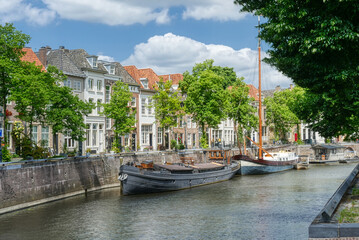 Fototapeta na wymiar Typischer Kanal und historische Häuser in s’Hertogenbosch