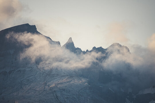 Ein Sturm umtost die Bergspitze des Ringelspitz in den Schweizer Alpen